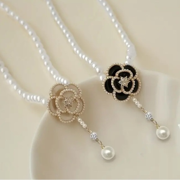 Bracelet élastique Fleur Camélia - Perles Fausses Blanches - Style Femme Designer